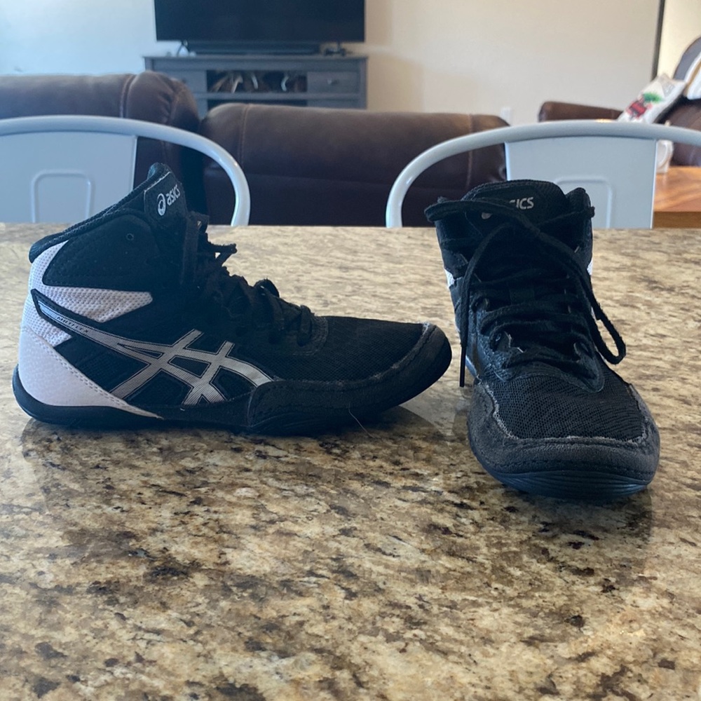 ASICS wrestling shoes size 3 youth! Excellent condition, worn one season